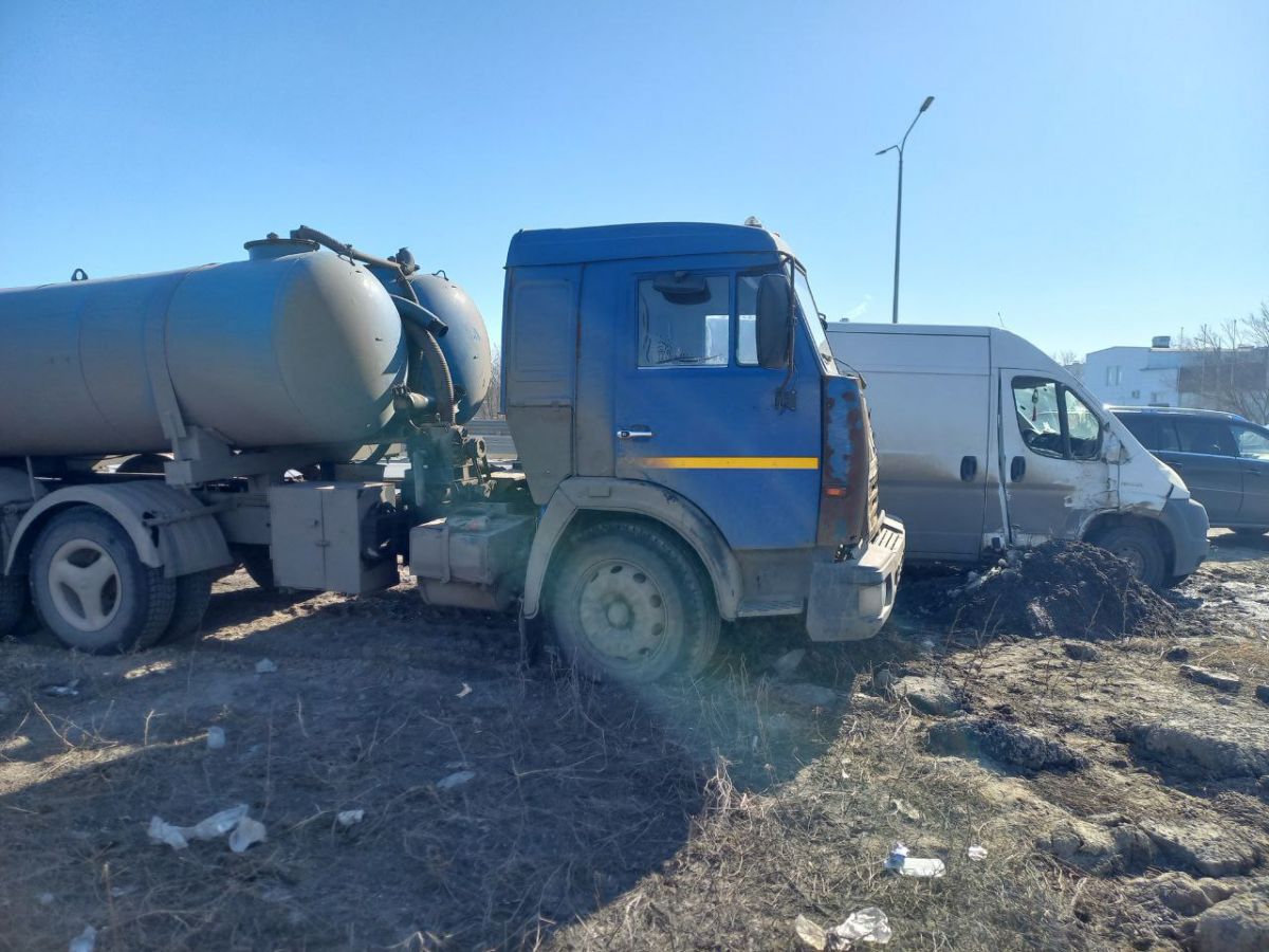 Большегруз с залитой нечистотами бочкой попал в ДТП