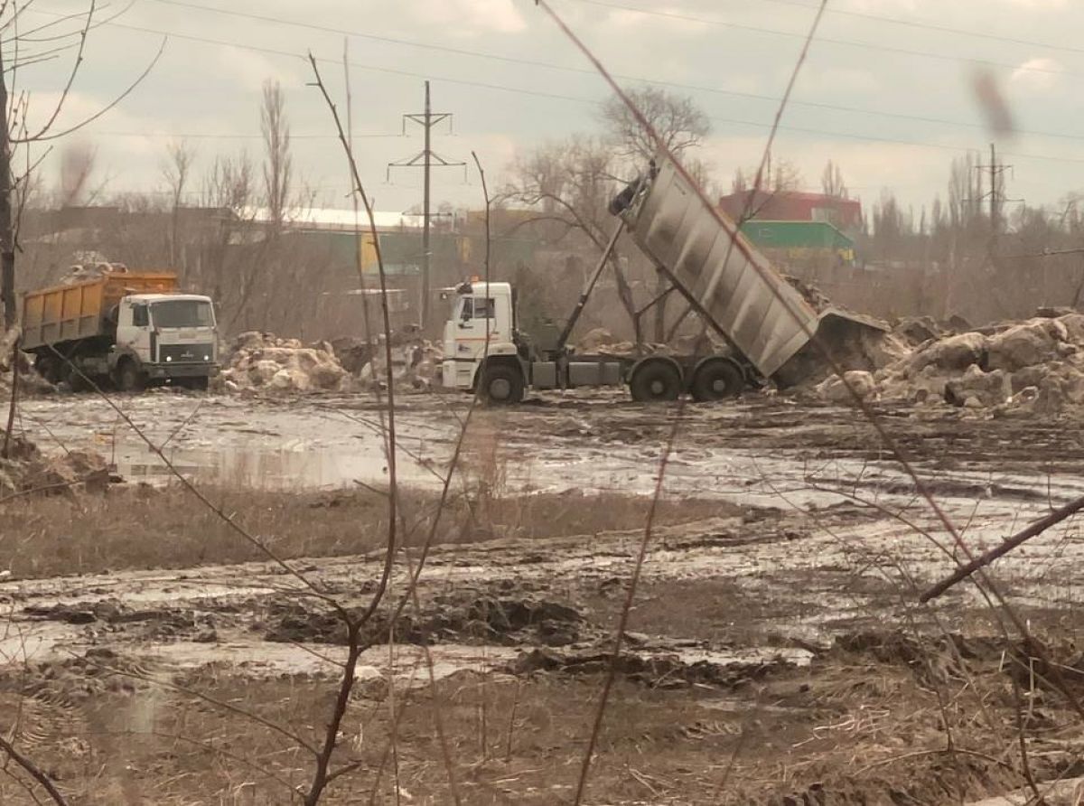 В Воронеже возбудили административные дела на коммунальщиков, которые свозили снег на необорудованные площадки