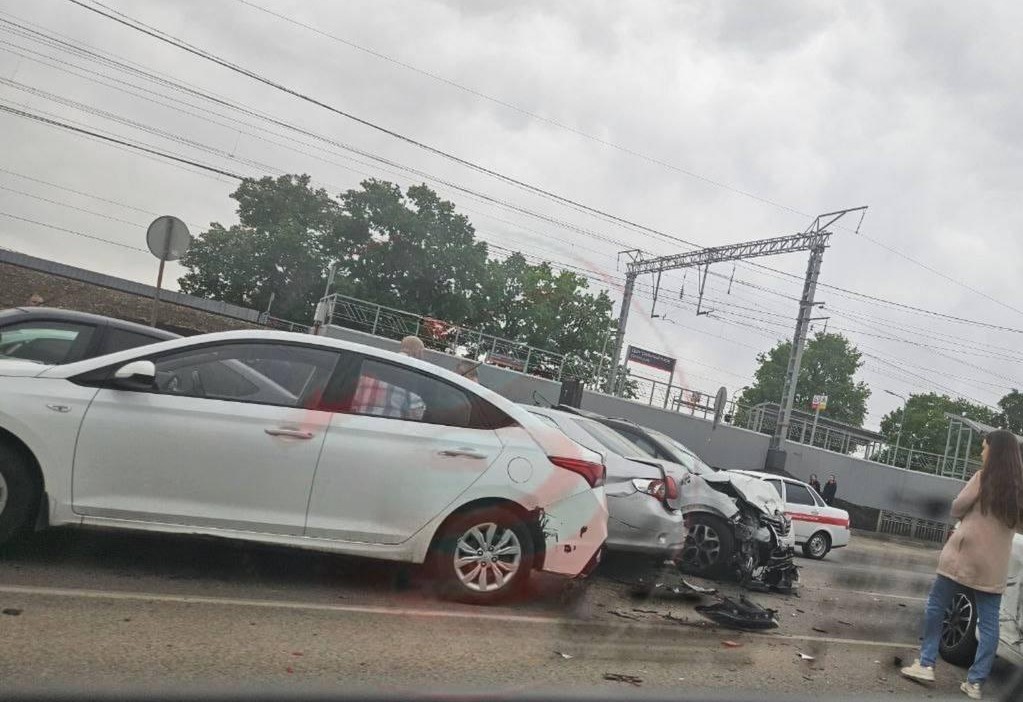 У Центрального парка в Воронеже запечатлели массовое ДТП