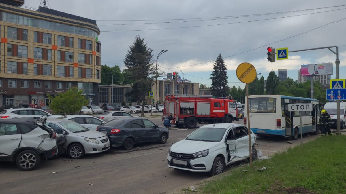 Следователи начали проверку после массового ДТП с участием автобуса в Воронеже