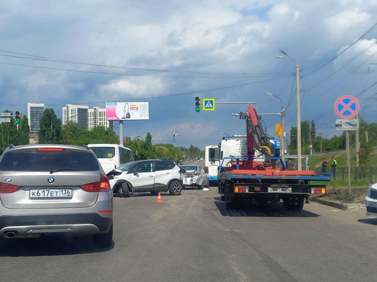 Последствия массового ДТП в районе Центрального парка в Воронеже стали причиной затора. Фоторепортаж