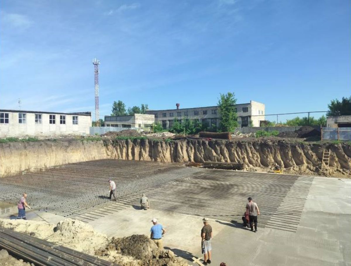 В Севске продолжается строительство спорткомплекса с бассейном