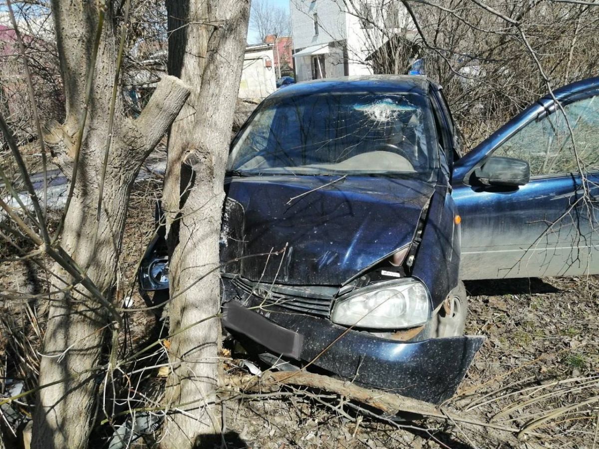 Водитель в Борисоглебске погиб в легковушке, влетевшей в дерево