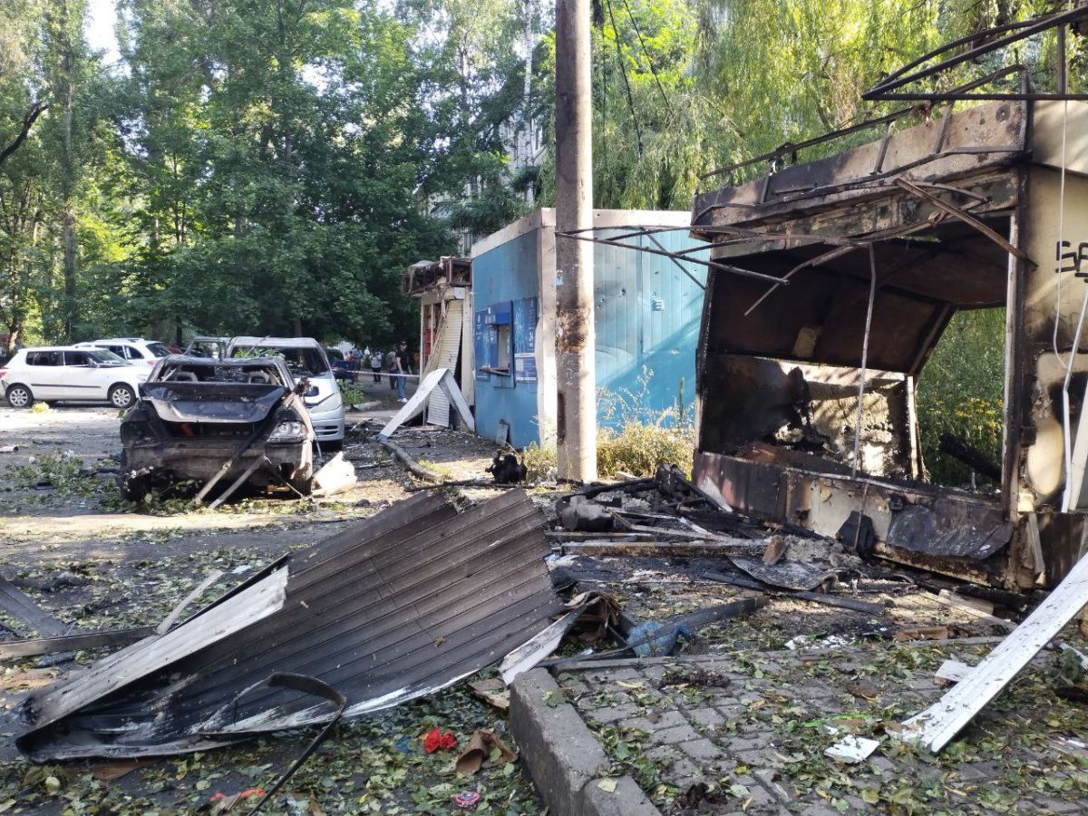 Покореженные авто и выбитые стекла: «ВН» показывают последствия удара ВСУ в Коминтерновском районе Воронежа