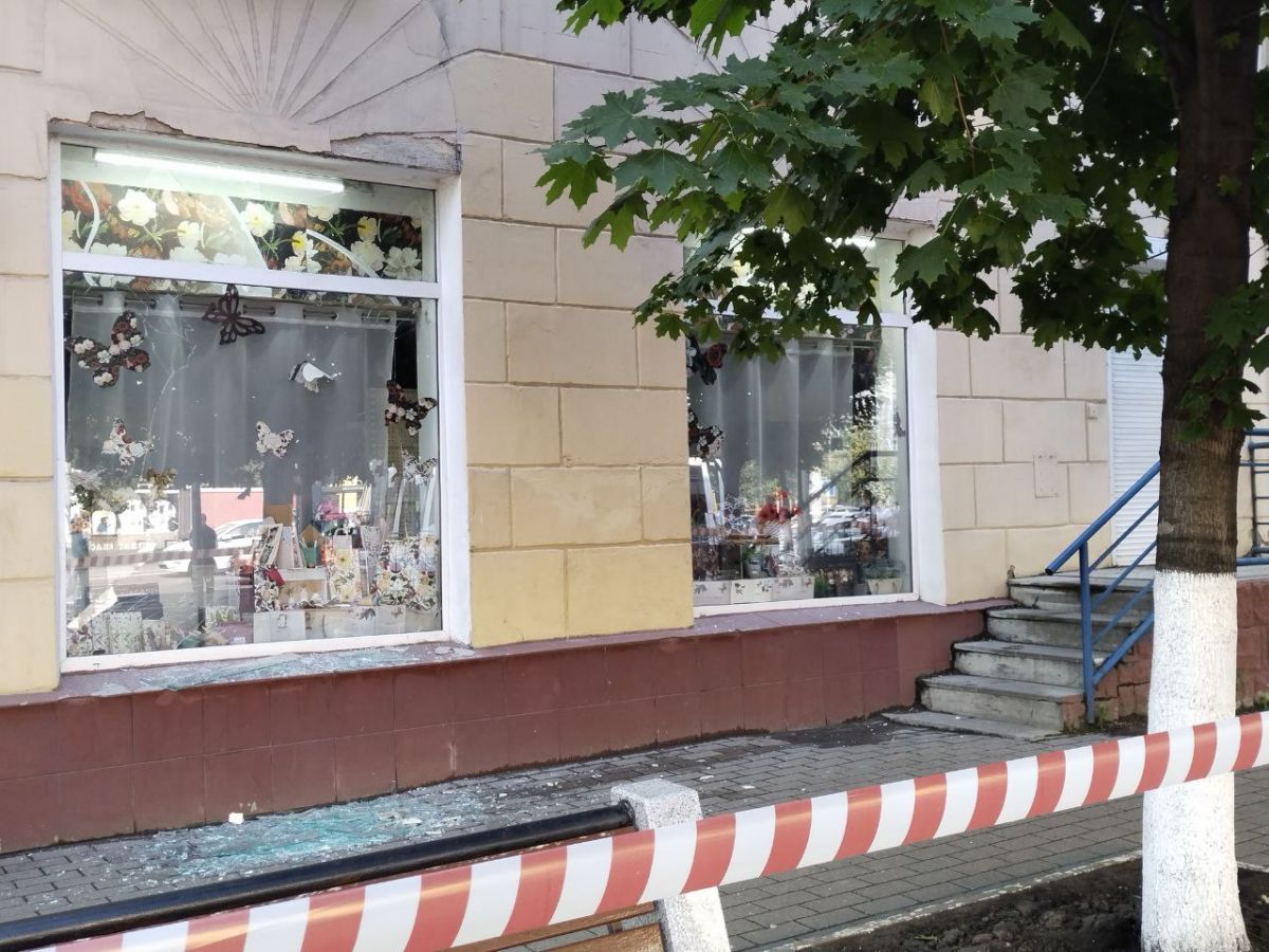 Стекла по всей улице, разбиты десятки витрин: как центр Воронежа завалило стеклами утром 15 июля