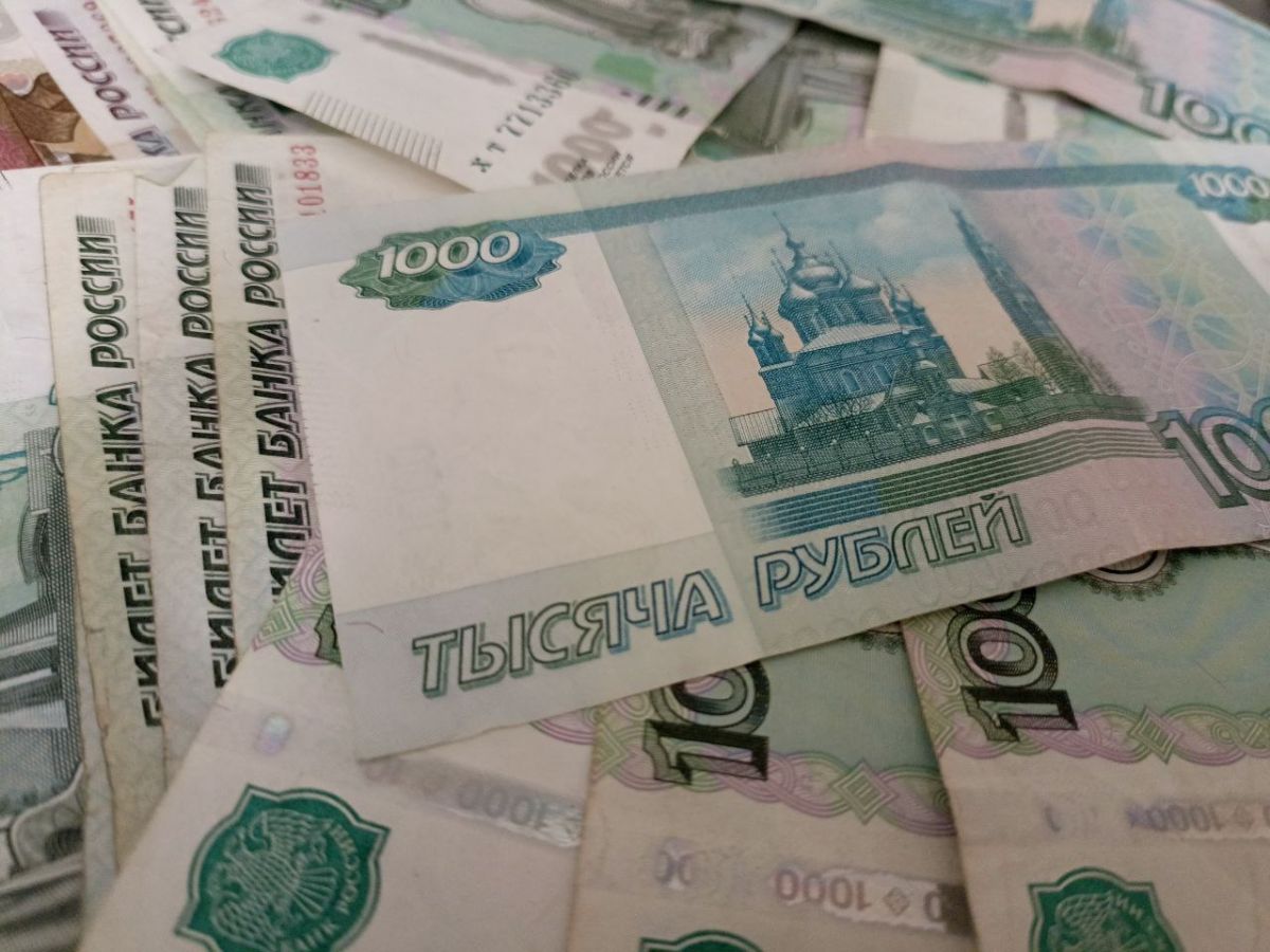 Две тысячи восемьдесят два рубля