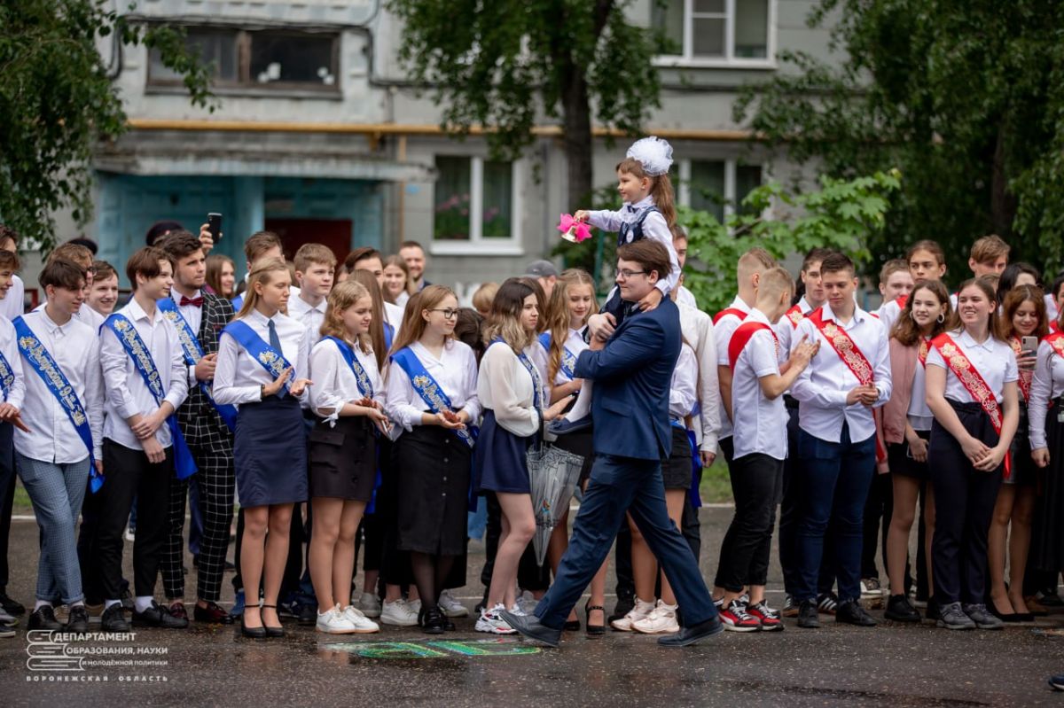 Для 34 тысяч выпускников Воронежской области прозвучали последние звонки