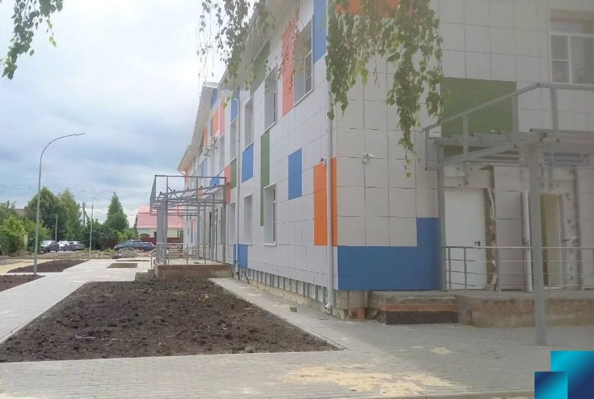 Строительство новой поликлиники в Бобровском районе завершено на 96%