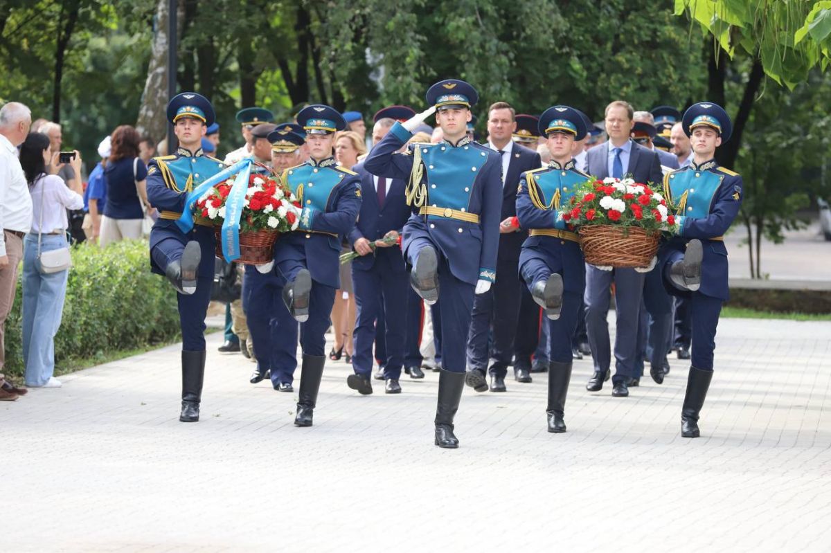 Воронежцы возложили цветы и венки у мемориала в парке Победы в День Воздушно-десантных войск