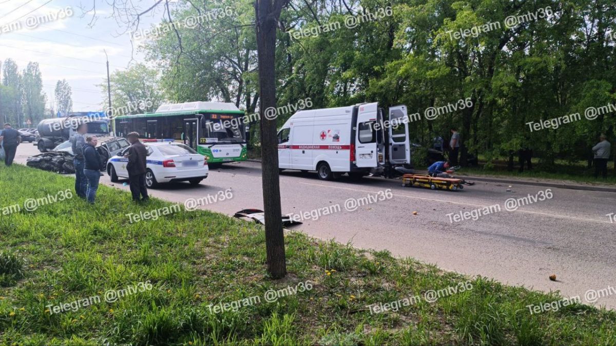 В Советском районе Воронежа произошла жуткая авария: на месте работают медики и сотрудники полиции