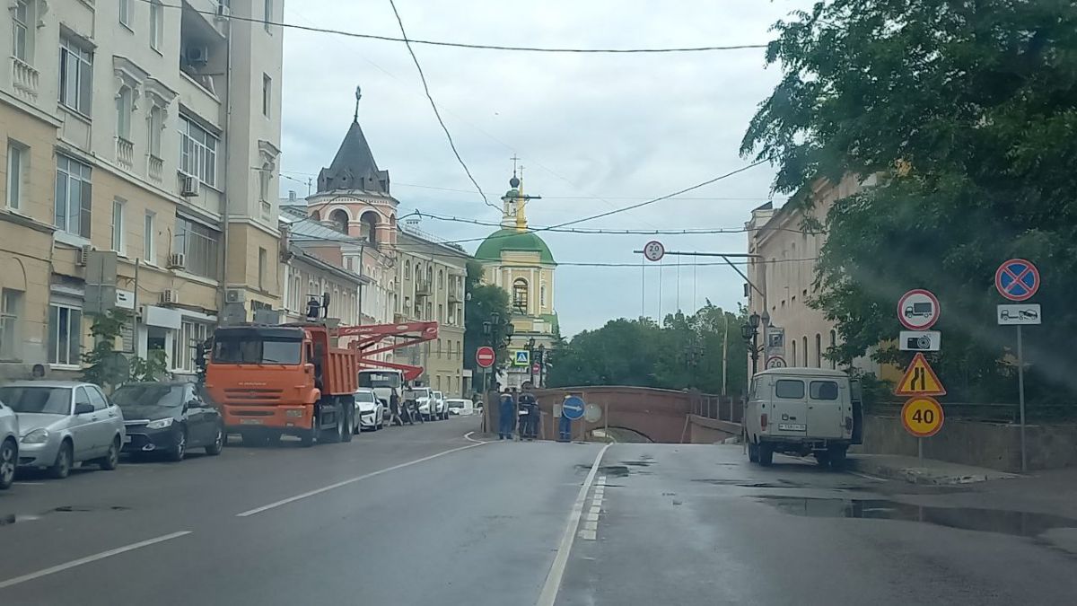 Движение машин частично перекрыли около Каменного моста из-за аварийных работ