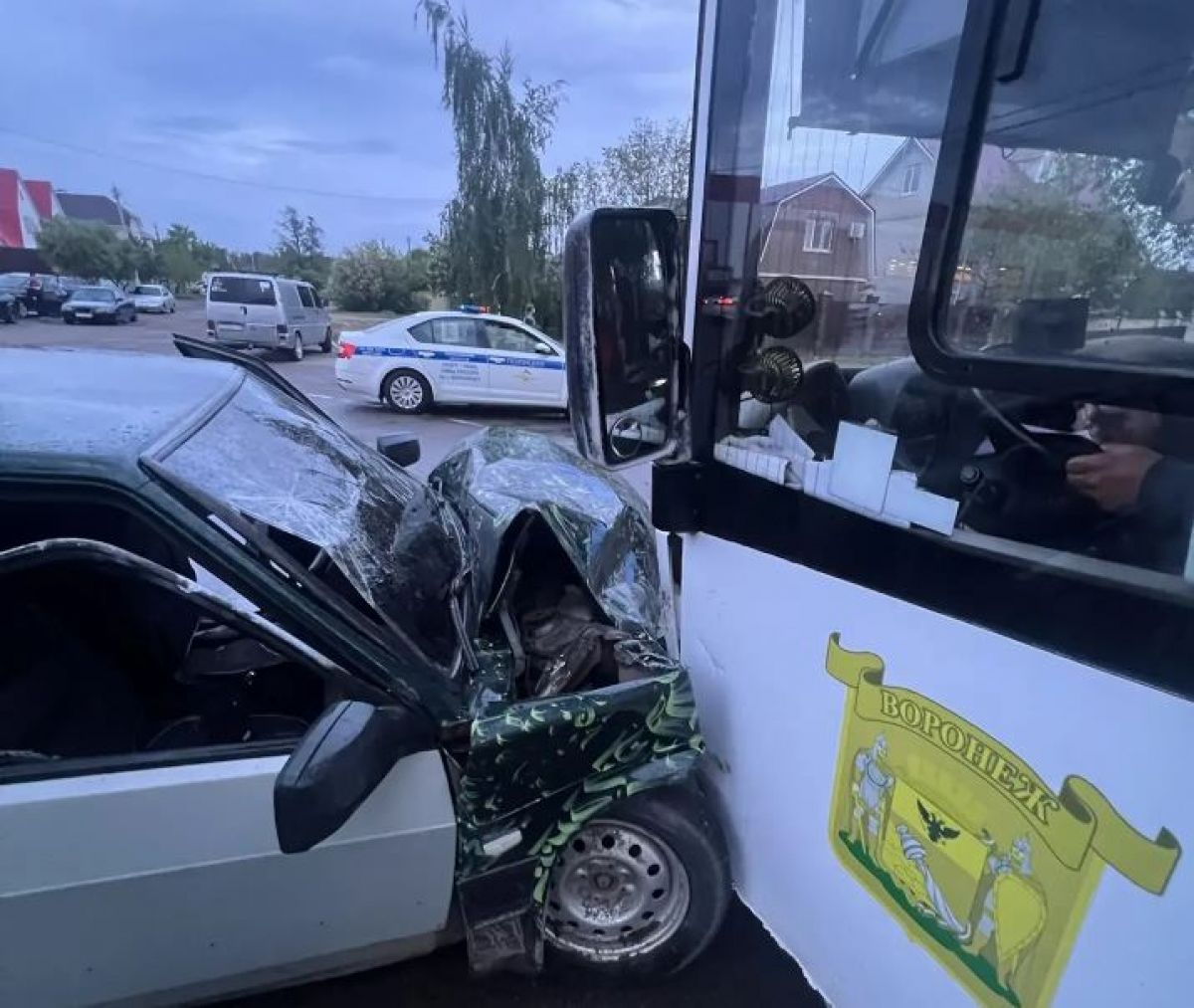 В Воронежском Придонском «девятка» влетела в автобус, водитель и несовершеннолетний пассажир в больнице