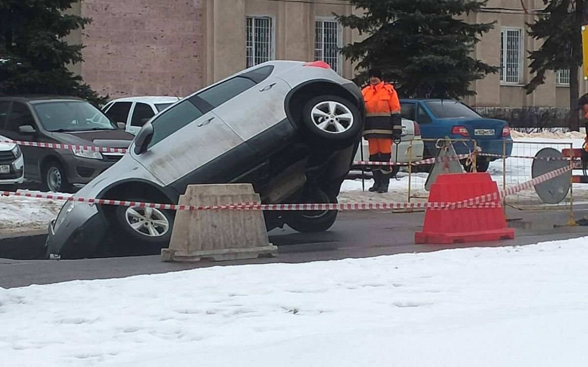 Автомобиль провалился в яму на улице Циолковского в Воронеже