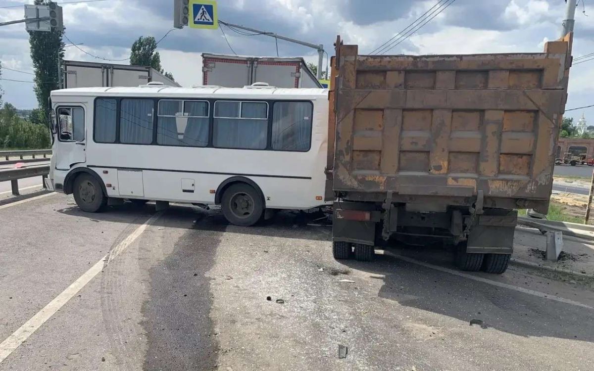 Две пенсионерки пострадали в аварии с участием пяти транспортных средств под Воронежем