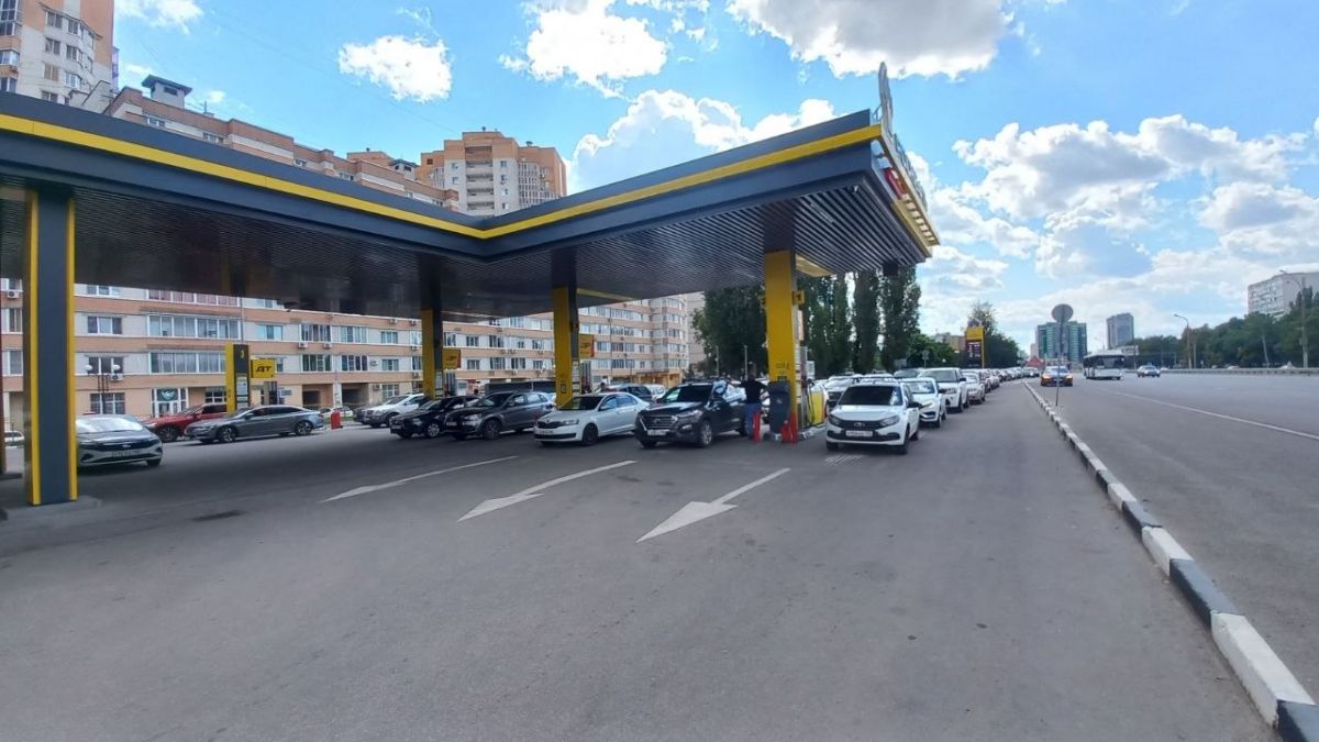 Успеть до обеда – бензин в Воронеже разбирают за считанные часы