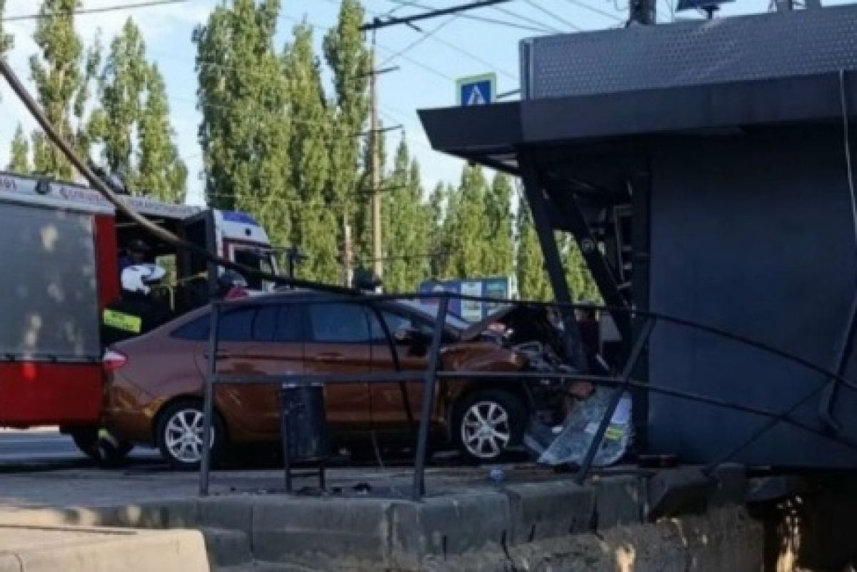 Пострадала прохожая в ДТП с автомобилем, протаранившим киоск на Новосибирской в Воронеже