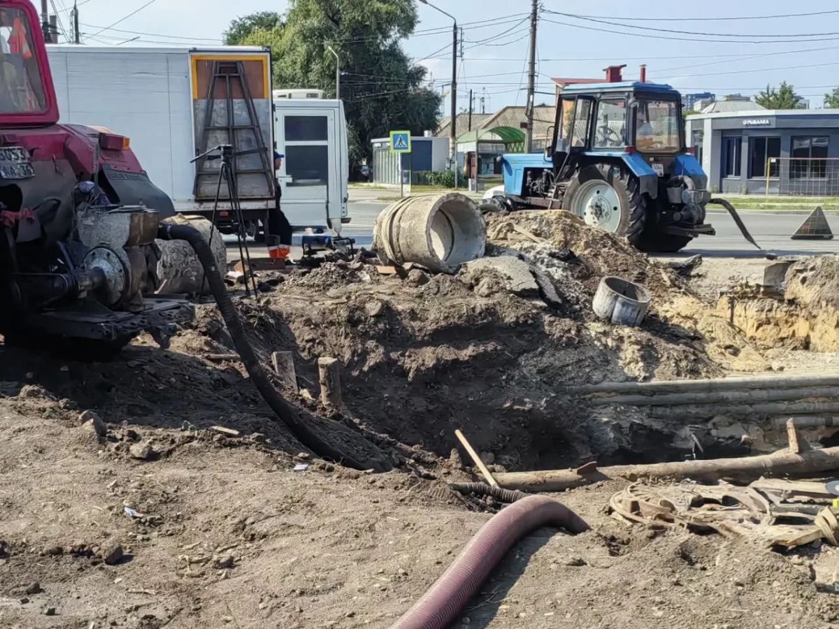 Трёхкилометровый участок водопровода на Острогожской в Воронеже обновляют