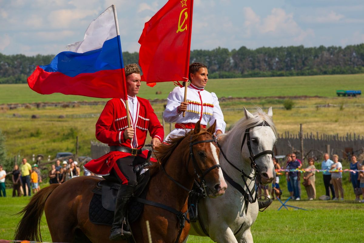 Песни, ремёсла и голуби мира: фоторепортаж «Воронежских новостей» с фестиваля «Русь песенная, Русь мастеровая» 2026. Фоторепортаж