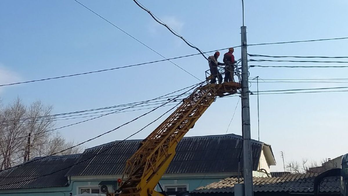 Контактную сеть для троллейбуса вновь монтируют на улице Хользунова