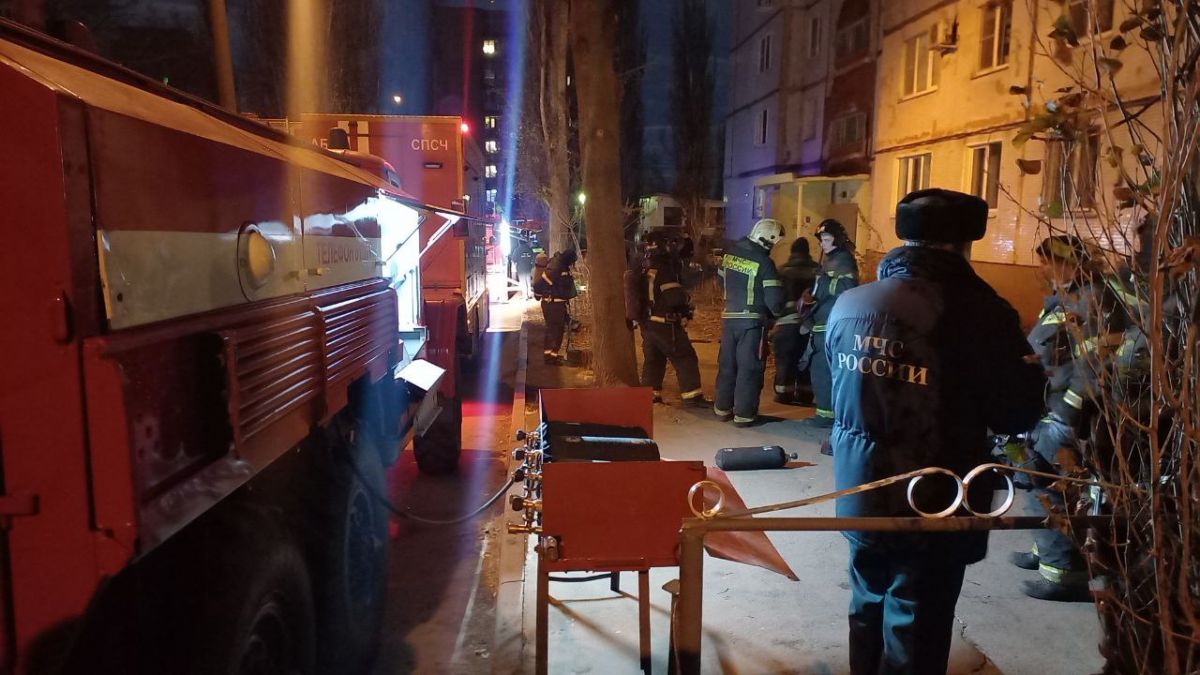 Четырех человек эвакуировали в специальных масках из горящей многоэтажки