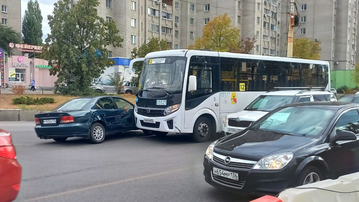 Пробка начала собираться у Остужевского кольца из-за ДТП с автобусом