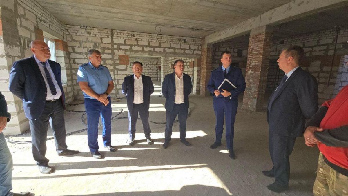 Прокуратура проверила строительство поликлиники в Панинском районе