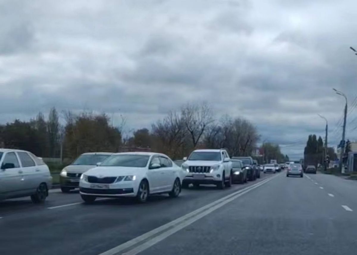 Первое рабочее утро новой недели воронежцы проводят в очередной пробке на Димитрова Первое рабочее утро новой недели воронежцы проводят в очередной пробке на Димитрова