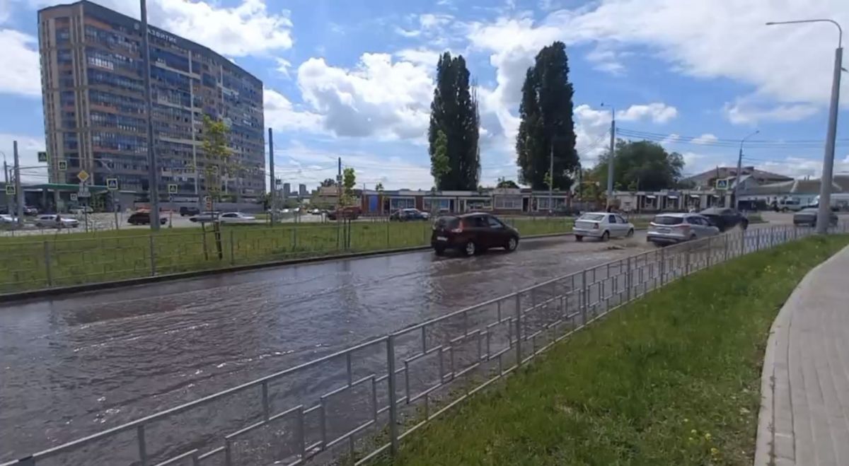 Воронежские водители «утопают» в огромном «озере» на улице 60-й Армии