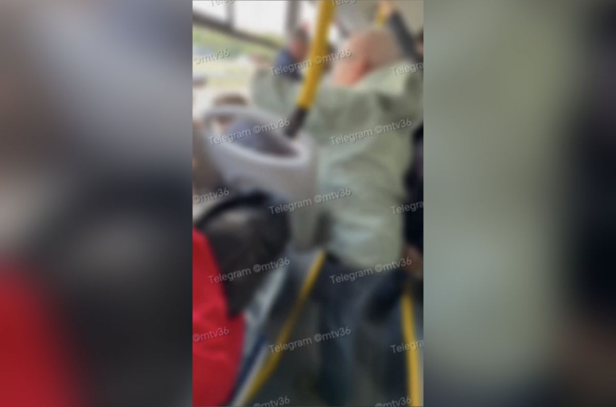 «Тебе руку вывернуть?»: в Воронеже пассажир автобуса набросился на школьников с электронными сигаретами