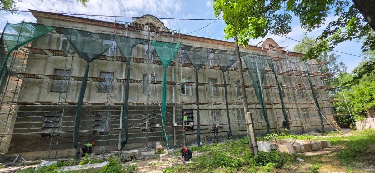 В Воронеже начали реставрировать фасад исторического «Корпуса Служителей»