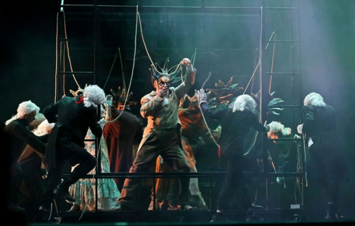 Рэп-монологи, клетка и маски: московский театр представил комедию «Горе от ума» на сцене Воронежского концертного зала