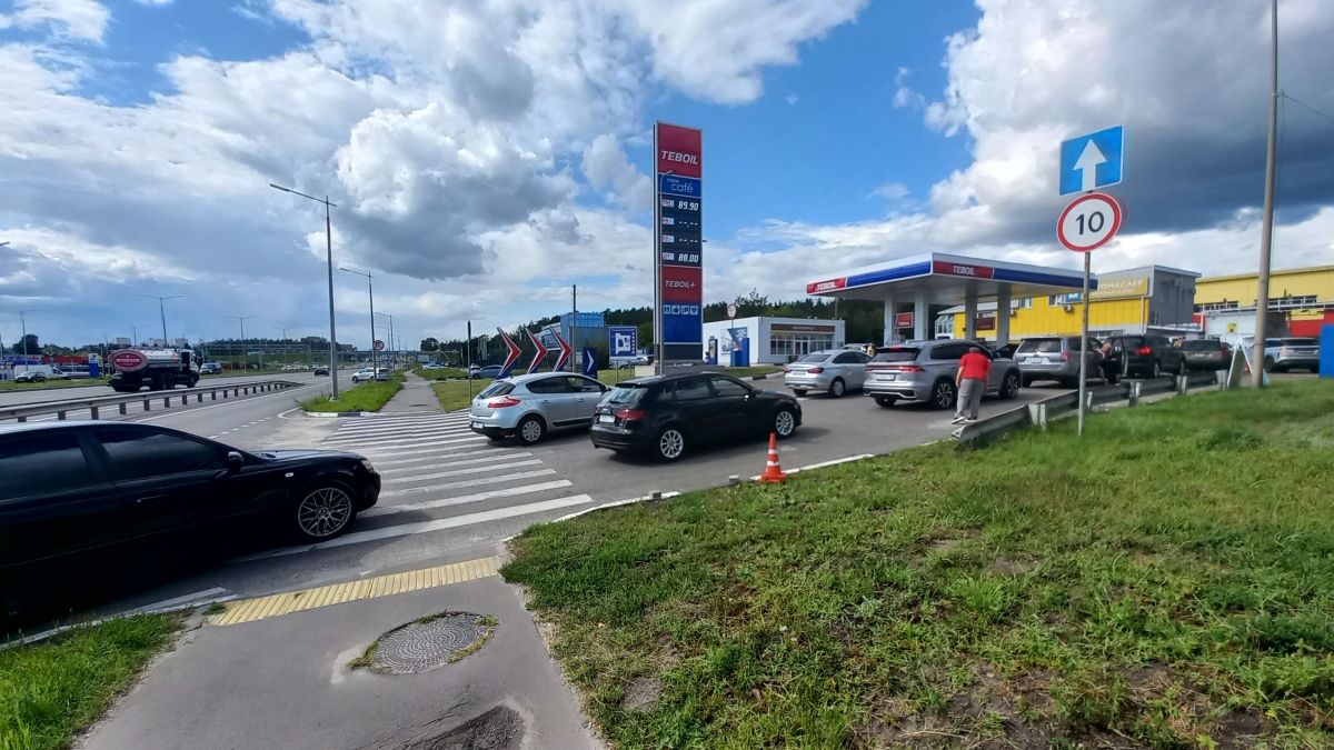 Десятки автомобилей вновь выстроились в очереди за топливом на городских заправках: что происходит на АЗС Воронежа