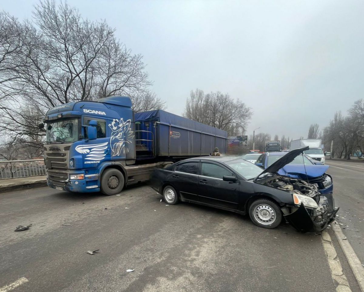 В Воронеже женщина попала в больницу после массовой аварии на улице Лебедева