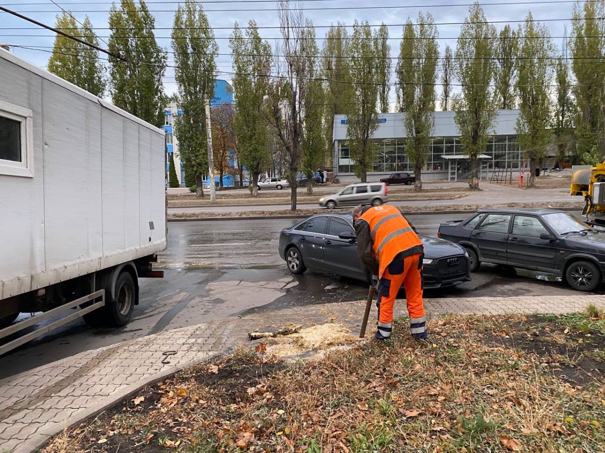 Рабочие приступили к устранению канализационной аварии напротив здания РВК-Воронеж