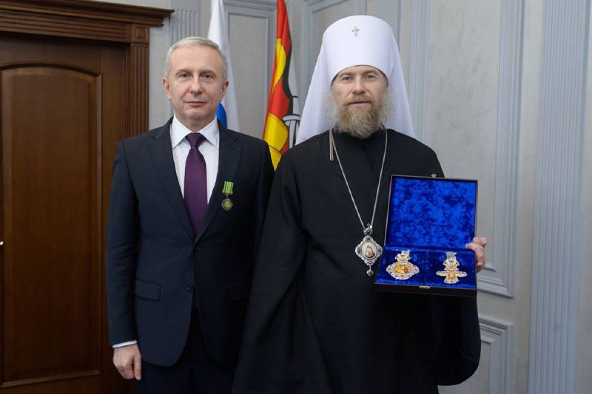 Митрополит Леонтий поздравил Сергея Трухачева с юбилеем медалью святителя Митрофана