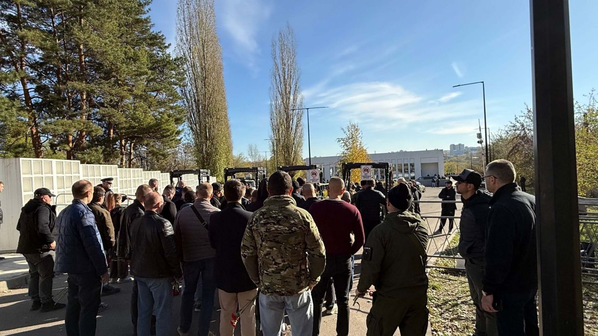 Воронежцы стоят в очереди на кладбище, чтобы проститься с Мишей Маваши