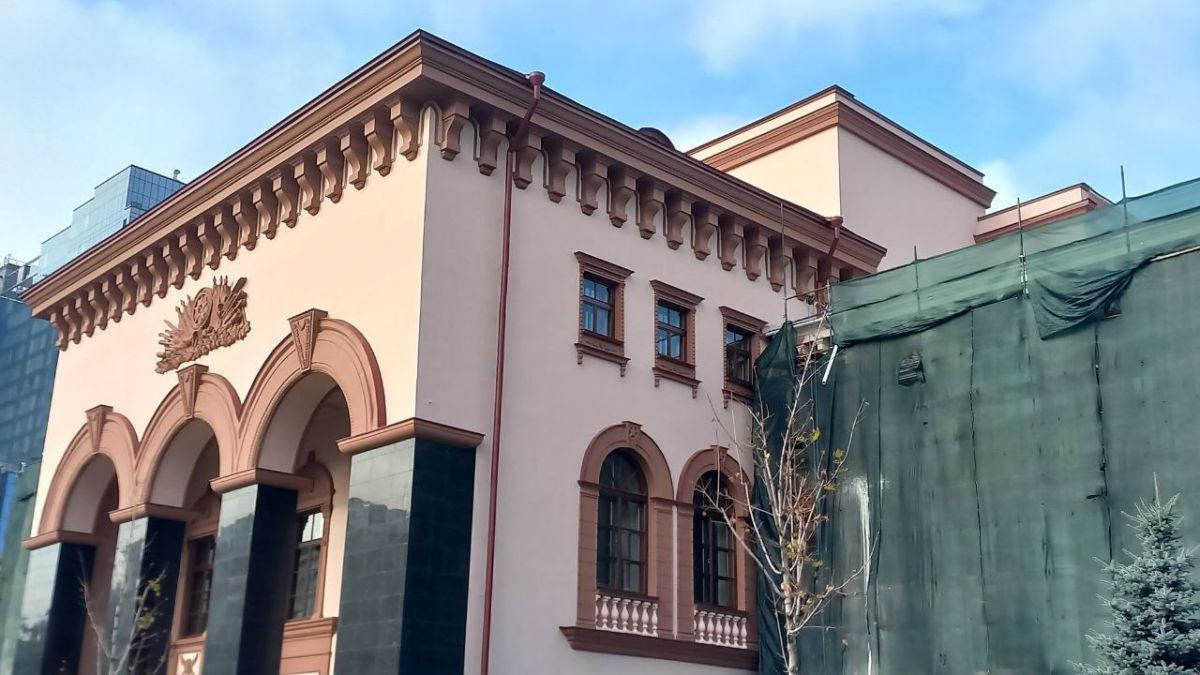Дом офицеров преображается: часть фасада открыли после реставрации