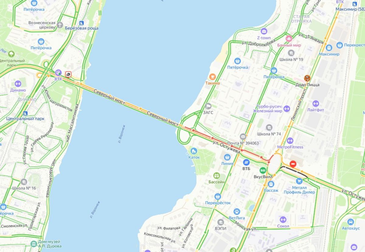 Субботняя пробка сковала Северный мост в Воронеже из-за ДТП