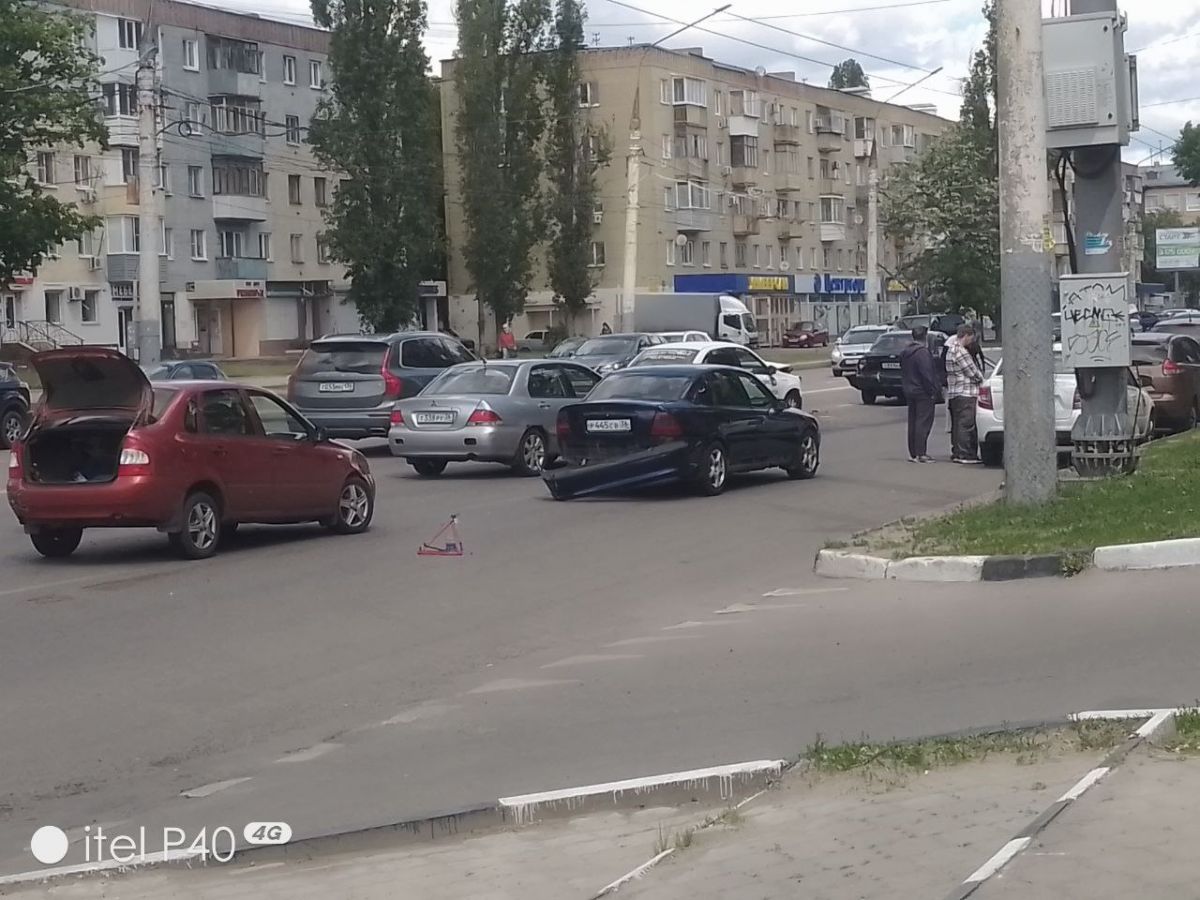 Воронежцы показали массовое ДТП на Левом берегу