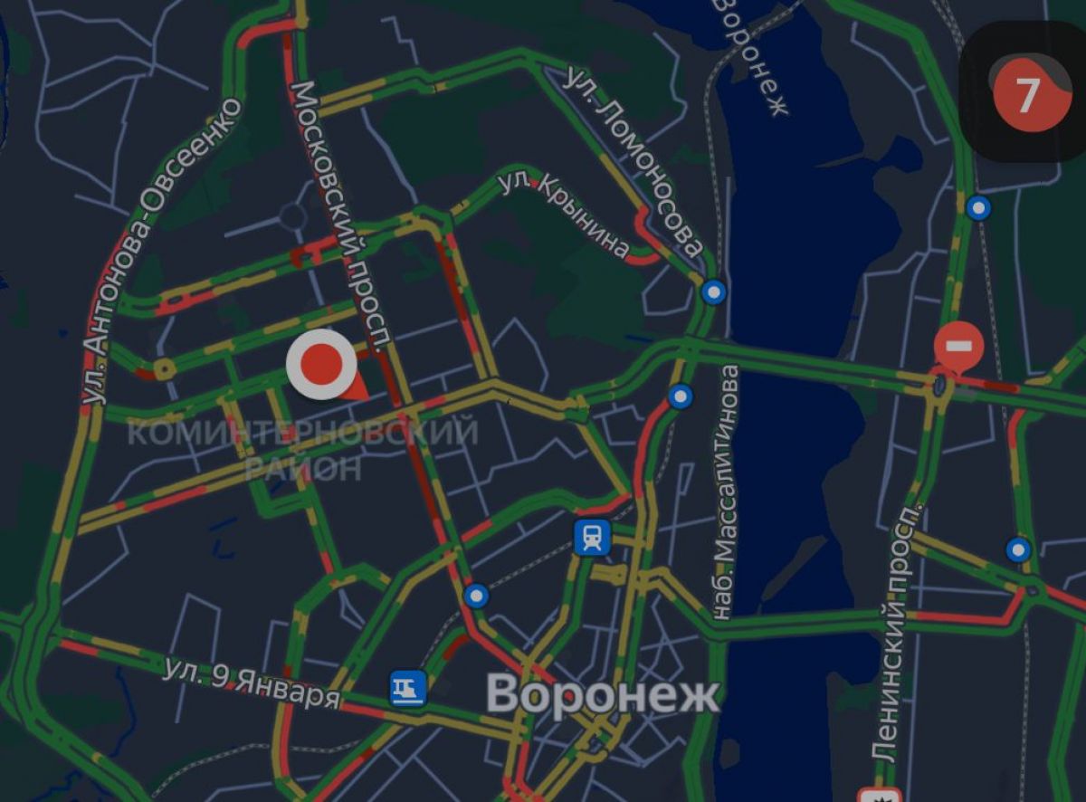 Семибалльные пробки сковали Воронеж дождливым утром понедельника