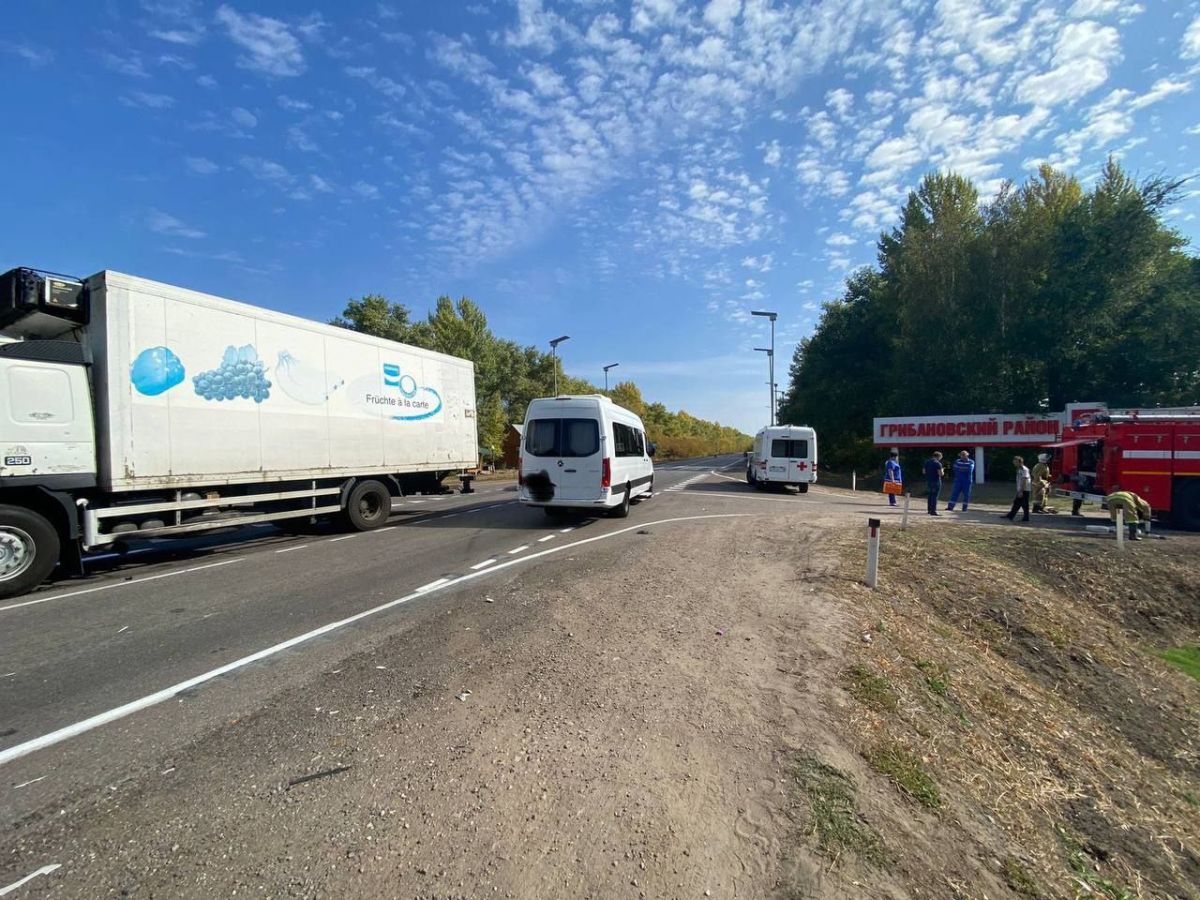 На трассе в Воронежской области из-за аварии с фурой погибли водитель и двое пассажиров