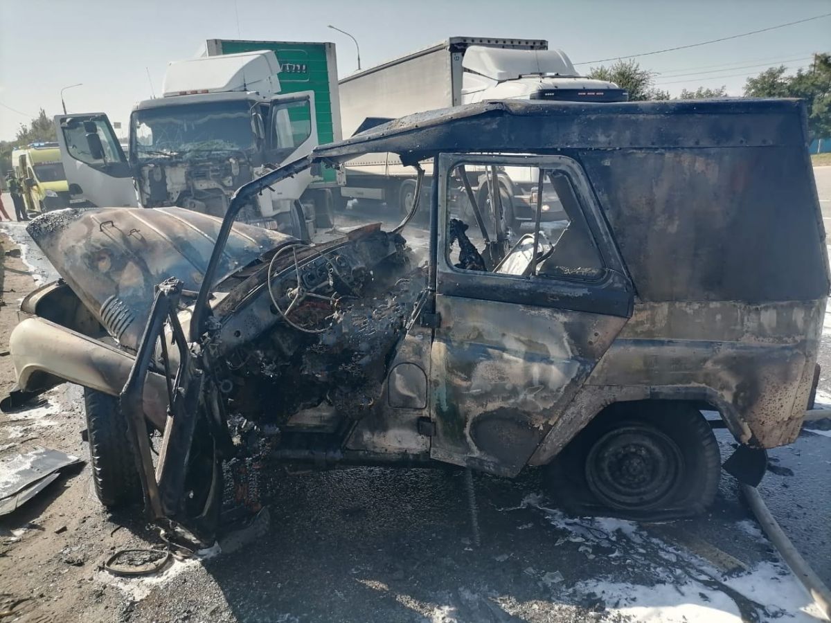 В Воронежской области УАЗ сгорел дотла после столкновения с иномаркой