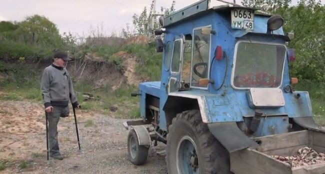 На самодельном тракторе с тушенкой: в соседней с Воронежской Липецкой области пенсионер без ноги собирается к сыну в зону СВО