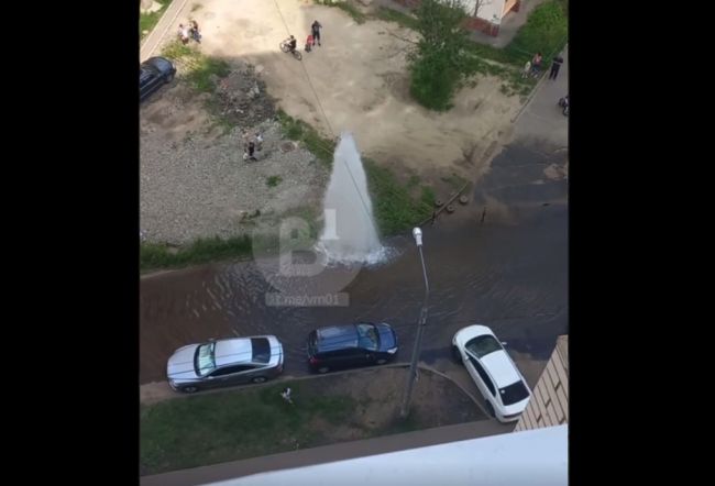 Гейзер на улице Грамши в Воронеже объяснили повреждением водопровода