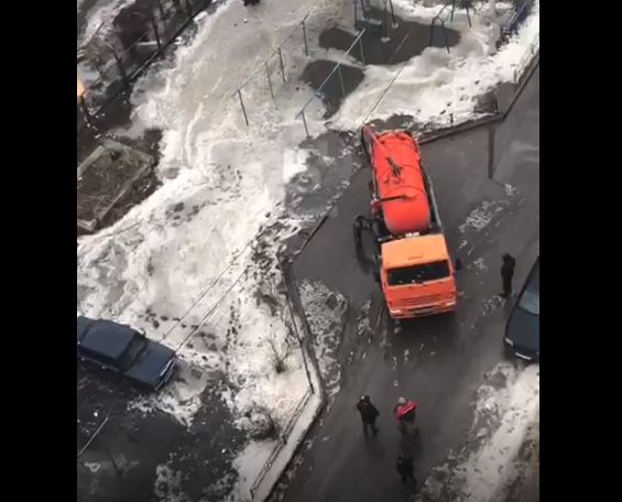 Из огромной лужи на Ростовской в Воронеже откачали 6 бочек воды