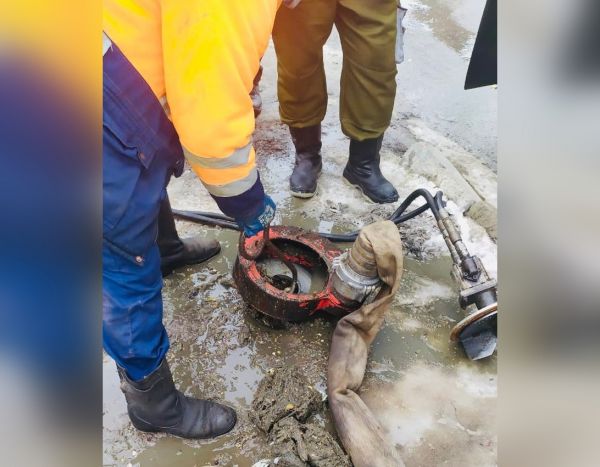 Для восстановления работы канализации в Березовой роще воронежский водоканал очищает колодцы