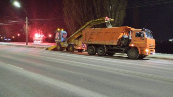 Больше 5 тысяч кубометров снега вывезли с улиц Воронежа после ночной уборки