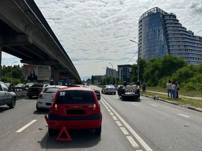 Женщина пострадала в массовом ДТП с перевернувшимся авто на Северном мосту в Воронеже