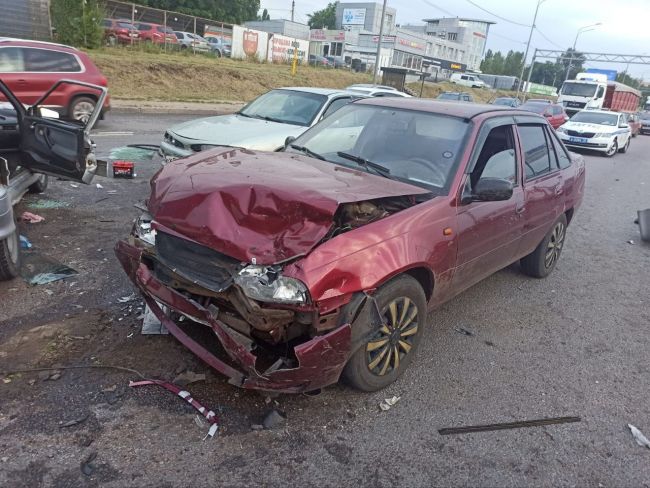 Водители двух авто пострадали в массовой аварии на Антонова-Овсеенко в ...