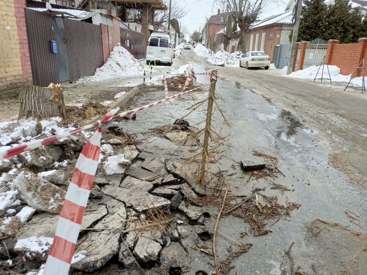 Сразу несколько аварий перенесла канализация на улице Освобождения Труда в Воронеже